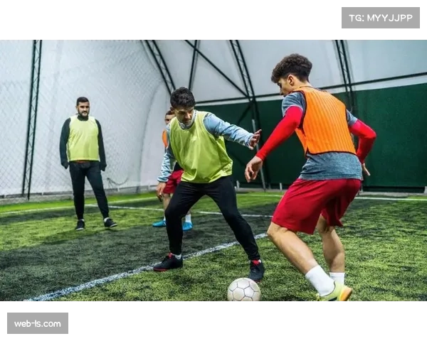 报道：比赛因多次录像回放审查防守犯规而中断，引发关于比赛流畅度的讨论